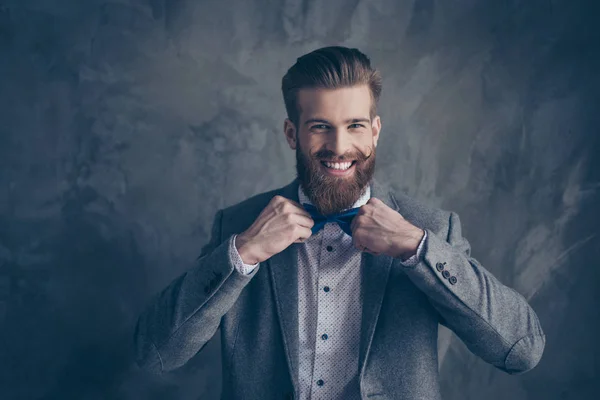 Formalewear で口ひげを持つ幸せな若い幸せなひげを生やした男が立つ — ストック写真