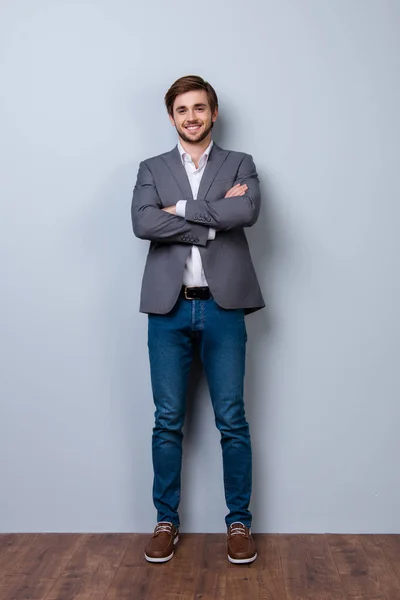 Retrato a tamaño completo de feliz sonriente joven empresario exitoso , — Foto de Stock