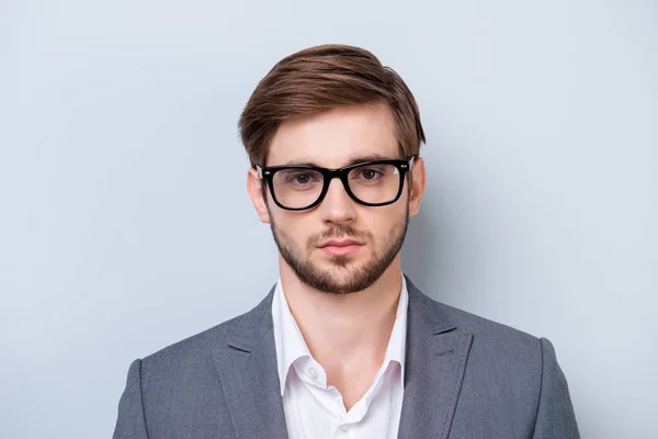 Retrato de jovem sério em óculos olhando em linha reta na cam — Fotografia de Stock