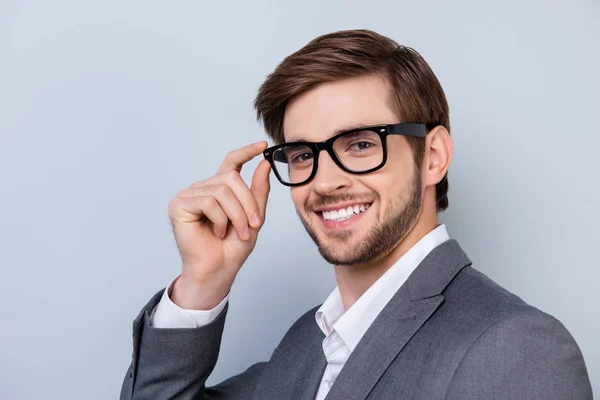 Primer plano retrato de alegre éxito masculino en gafas con stu —  Fotos de Stock