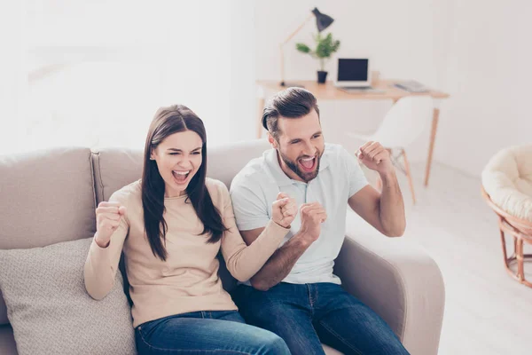 ¡Objetivo! Feliz pareja está viendo el partido de fútbol y triunfando wi —  Fotos de Stock