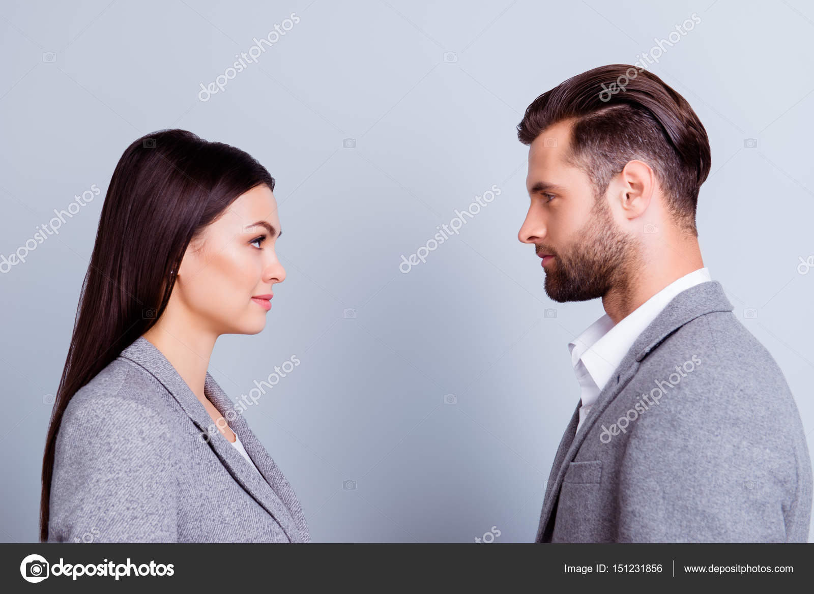 Стоять лицом к лицу. Обсуждение лицом к лицу. Психологический тренинг. Разговор с коллективом. Конфликт в коллективе.