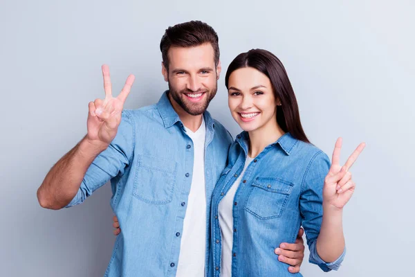 Foto van twee jonge gelukkig glimlachende mensen in jeans-shirts geïsoleerd — Stockfoto