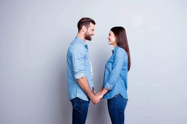 Concepto de amor. Dos jóvenes felices con radiante sonrisa de pie —  Fotos de Stock