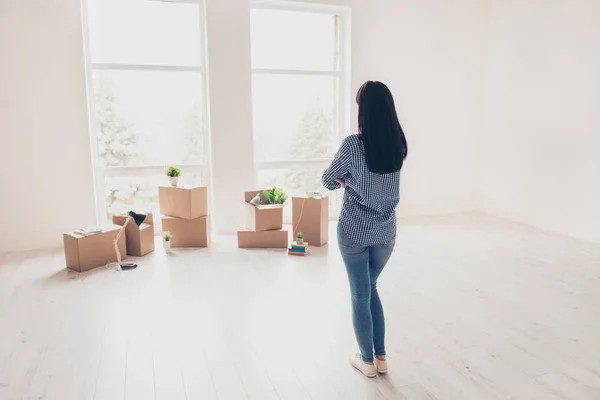 Dröm till verklighet! En start på nytt liv! Brunett kvinna flyttade till — Stockfoto