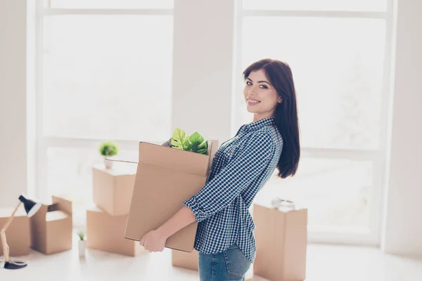 Unga glada framgångsrik kvinna flyttar till nytt trevligt ställe och hol — Stockfoto