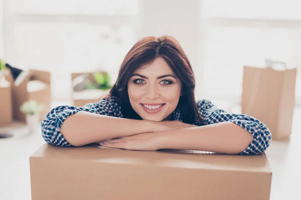 Närbild porträtt av vackra leende brunett flicka som satte h — Stockfoto
