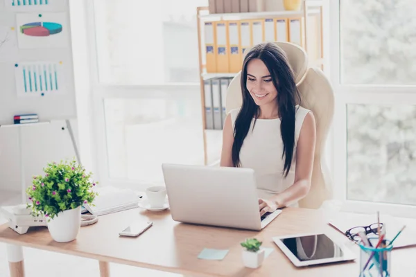 Mladý roztomilý podnikatelka je psaní na svém laptopu na moderní Bohoslužba — Stock fotografie