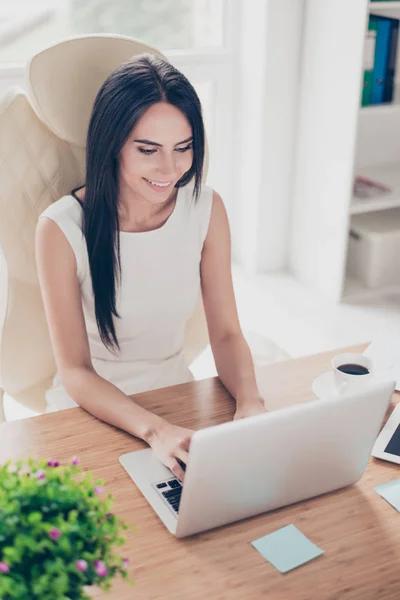 Glada företag dam njuter av sitt arbete på fina moderna offic — Stockfoto