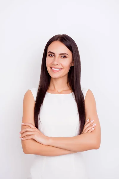 Primer plano retrato de la joven chica exitosa en vestido blanco en whi — Foto de Stock