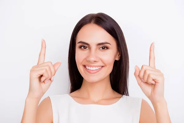 Close-up van portret van jonge vrolijke mooi meisje gebaren van wit — Stockfoto