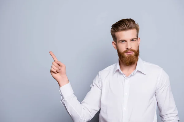 Портрет уверенного в себе бородатого человека, указывающего пальцами — стоковое фото