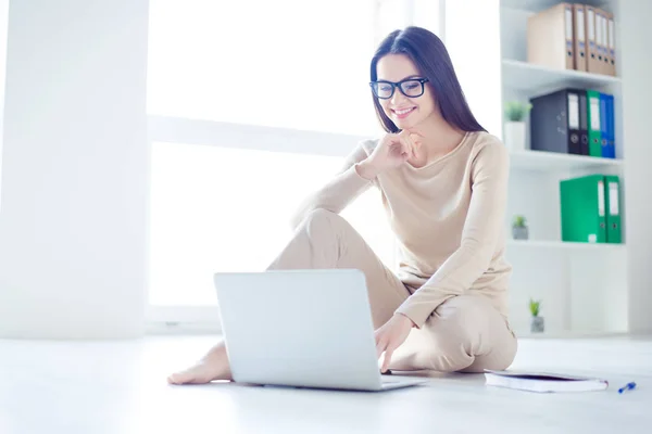 Freelance concept. Young successful woman working at home while — Stock Photo, Image