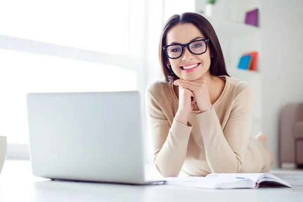 Portrait of cute nice-looking smiling businesswoman in glasses s — Stock Photo, Image
