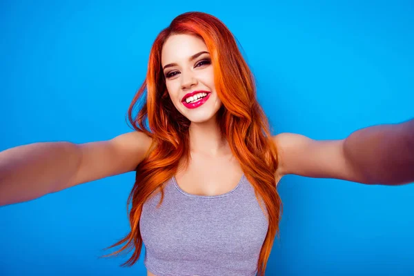 Kızıl saçlı, c şık komik mutlu kaygısız kız portresi — Stok fotoğraf