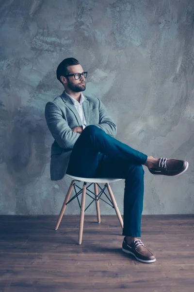 Retrato vertical de un joven guapo con la mano cruzada —  Fotos de Stock