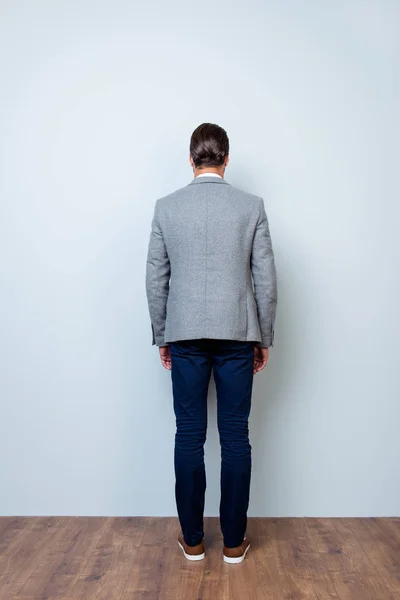 Verticale terug kijk full-length Portret van man in de grijze jas een — Stockfoto