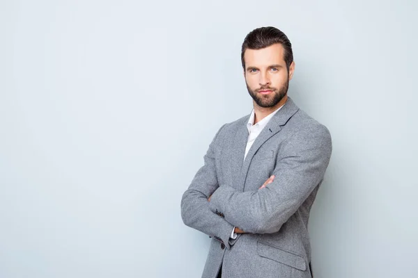 Porträt eines gut aussehenden erfolgreichen angesehenen Geschäftsmannes in formalen — Stockfoto