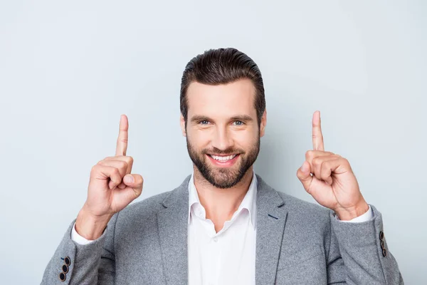 Primer plano retrato de sonriente hombre guapo en camisa y chaqueta po — Foto de Stock