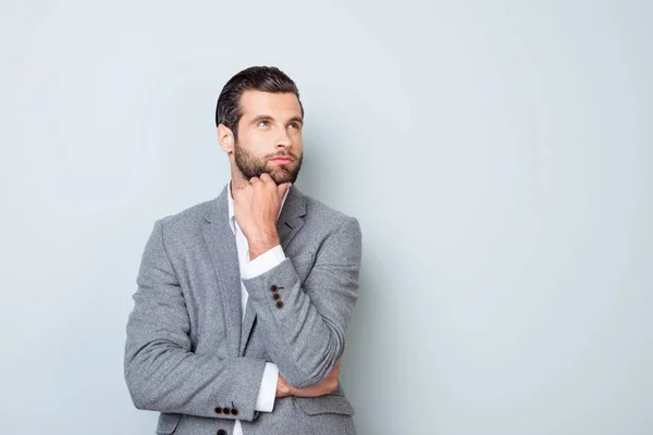 Joven guapo de mente planeando cómo lanzar un nuevo proyecto — Foto de Stock