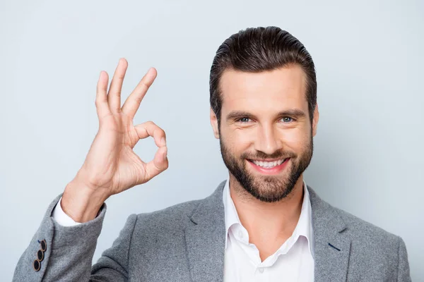 Photo rapprochée de l'homme heureux avec une coiffure élégante et en formalwea — Photo