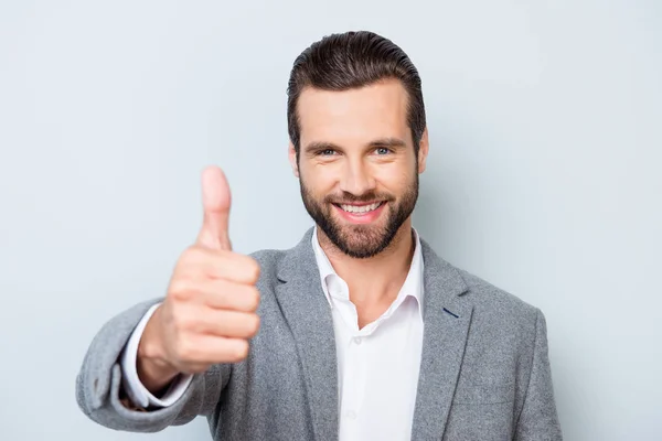 Joven trabajador guapo sonriente en ropa formal demostrando t — Foto de Stock