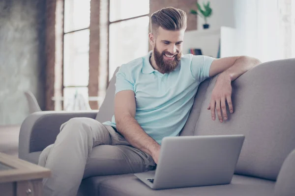 Молодий бородатий чоловік робить покупки онлайн сидячи вдома на т — стокове фото