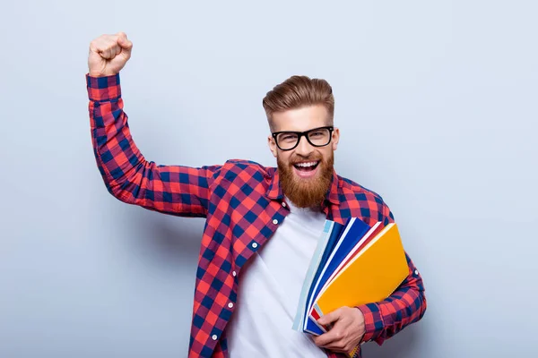 Joven estudiante alegre en gafas y en camisa a cuadros con bo —  Fotos de Stock