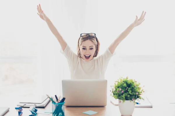 Щаслива успішна бізнес-леді тріумфуючи з ноутбуком — стокове фото