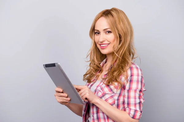 Pretty stylish young woman chatting on the tablet — Stock Photo, Image