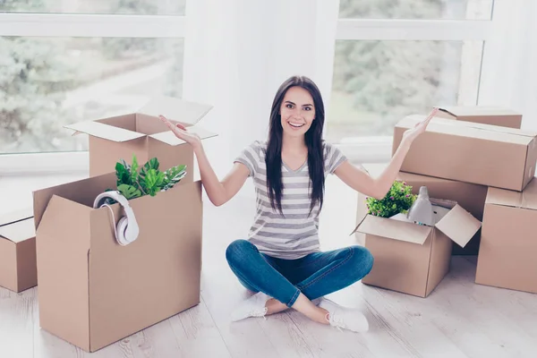 Jovencita alegre asombrada es feliz en su nuevo lugar. Ella es wel — Foto de Stock