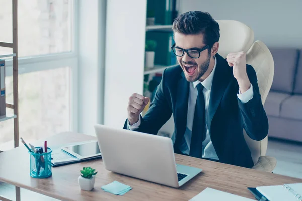 Retrato de feliz gritando joven empresario en el ingenio de desgaste formal — Foto de Stock