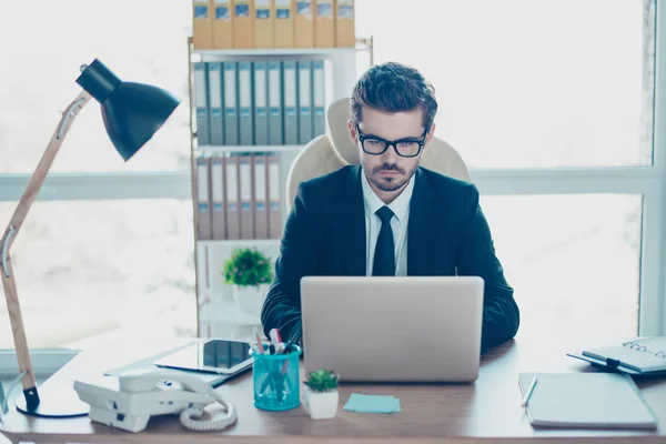 Joven empresario de mente exitosa con corbata trabajando con lapto —  Fotos de Stock