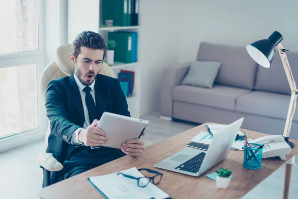 E 'divertente! Felice lavoratore eccitato in abito formale con cravatta giocare — Foto Stock