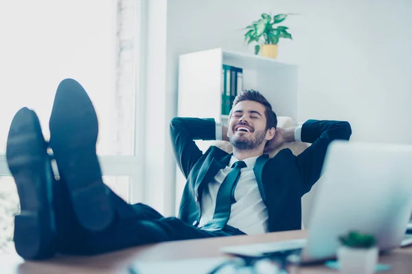 Felice allegro sorridente giovane imprenditore sdraiato sulla sedia wi — Foto Stock