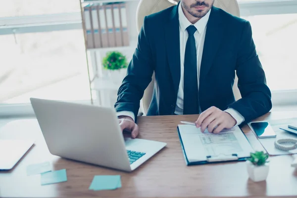 De cerca foto recortada de empresario de mente concentrada en bla — Foto de Stock