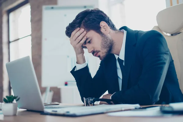 Jovem cansado, doente, sobrecarregado homem em desgaste formal sentado em fron — Fotografia de Stock