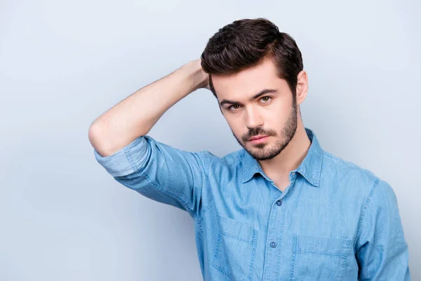 Fechar foto retrato de homem bonito sério em jeans azul sh — Fotografia de Stock