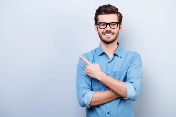 Alegre guapo joven i gafas es mostrando dirección y p —  Fotos de Stock