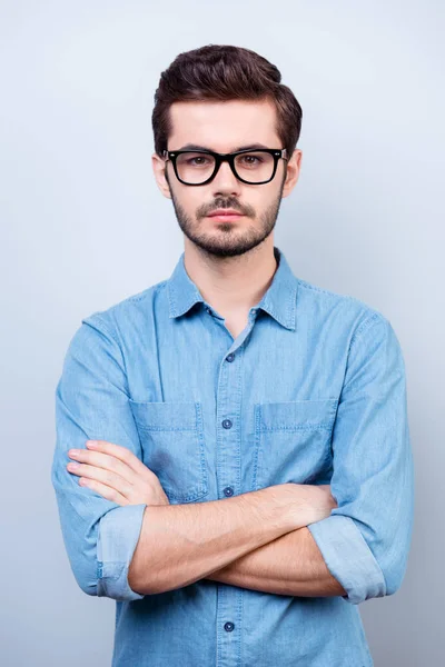 Ritratto ravvicinato di uomo bello serio in camicia di jeans blu un — Foto Stock