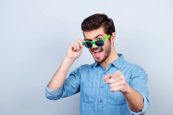 Δροσερό! Παιχνιδιάρικο όμορφος νεαρός άνδρας σε φωτεινά πράσινα γυαλιά είναι poin — Φωτογραφία Αρχείου