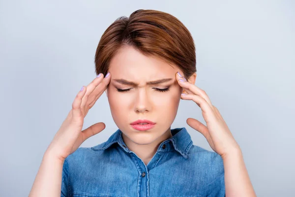 Schattig jong meisje lijdt sterk hoofdpijn. Ze is holdin — Stockfoto