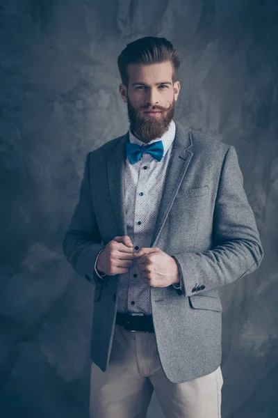 Hombre con estilo de confianza con barba roja y pajarita azul en ba gris — Foto de Stock
