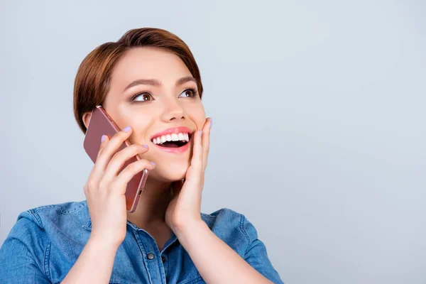 Opgewonden schattig meisje gaat op haar smartphone en lachende — Stockfoto