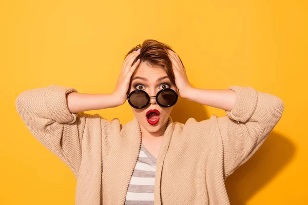 Pas question ! Gros plan portrait de fille choquée dans des lunettes de soleil élégantes — Photo