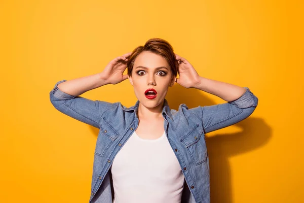 Omg! Close up retrato de menina espantada com vermelho pomade no elegante — Fotografia de Stock