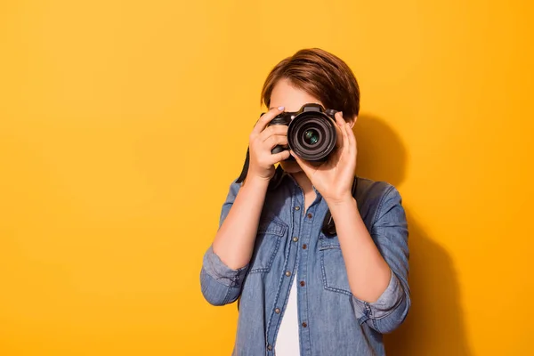 Tutup foto fotografer wanita yang sedang memotret dengan camer — Stok Foto
