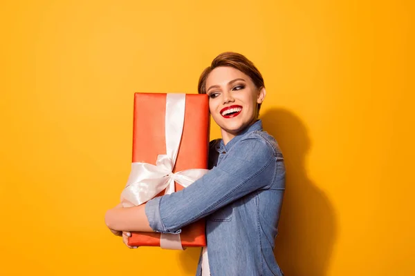 Vay canına! Bu yeter! Mutlu genç ve güzel kadın kırmızı kutu tutuyor — Stok fotoğraf
