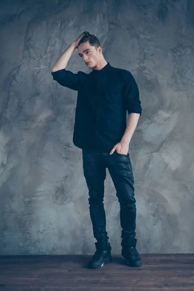 Młody przystojny moda model mężczyzna w czarnej koszuli, dżinsy i rysiki — Zdjęcie stockowe