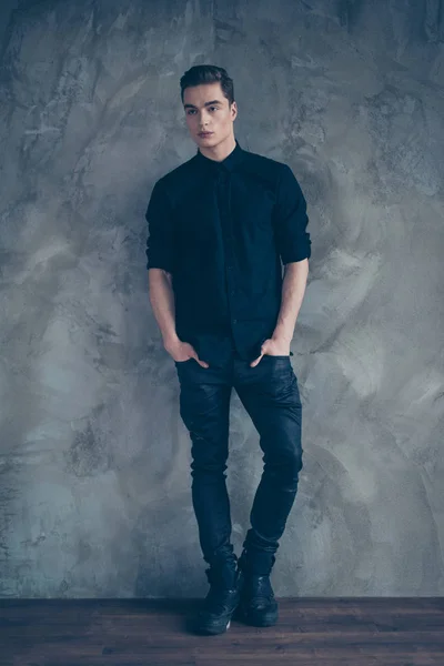 Młody atrakcyjny model w czarnej koszuli, dżinsy i stylowe buty s — Zdjęcie stockowe